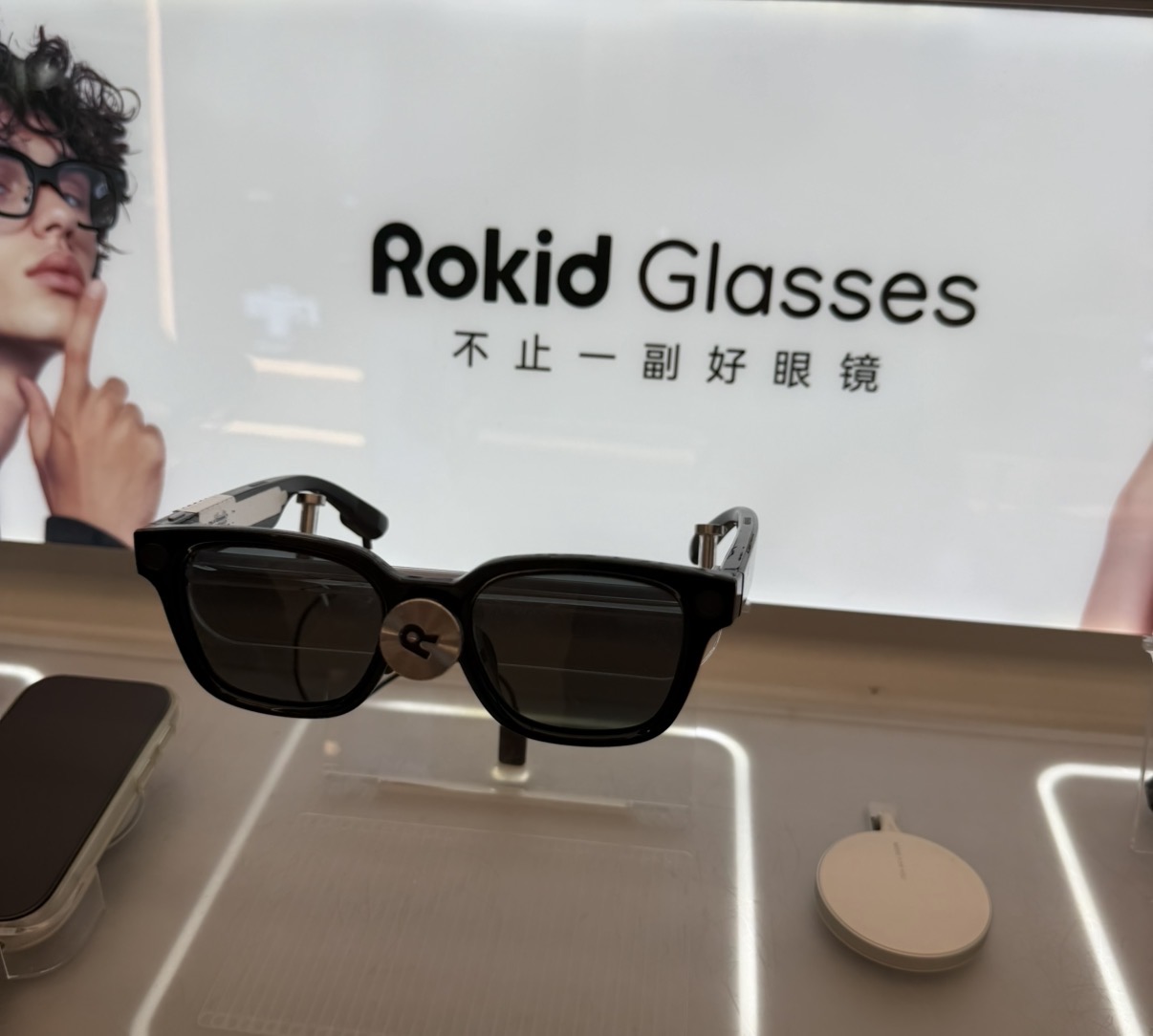 Rokid AI-bril met een display voor informatie in het gezichtsveld